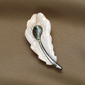 Broche élégante en forme de plume avec nacre naturelle et incrustations de coquillage