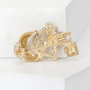 Élégante broche carrosse plaquée or avec émail rose et fermoir de sûreté sécurisé