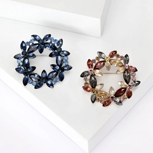 Vintage Alloy Rhinestone Flower Wreath Brooch For Women European Elegant Crystal Garland Coat Pin For Wedding Party Daily Jewelry