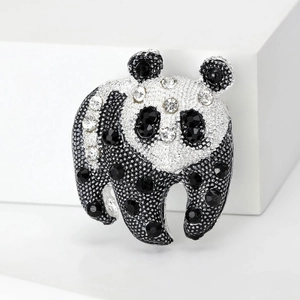 Broche panda scintillante avec cristaux noirs et blancs sur des supports blancs épurés
