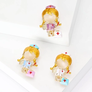 Broche en Émail Infirmière de Dessin Animé pour Femmes Alliage Plaqué Or Goutte d'Huile Épinglette Croix Médicale Badge Bijoux Cadeau