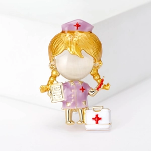 Détail de la broche infirmière en émail rose avec une pierre œil de chat et des symboles
