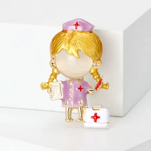 Broche chic docteur de dessin animé avec incrustation d'oeil de chat et émail médical