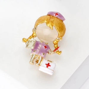 Détail d'une broche infirmière avec émail violet et perle d'opale blanche élégante