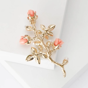 Broche fleur dorée élégante avec roses roses et perles pour costumes de femmes