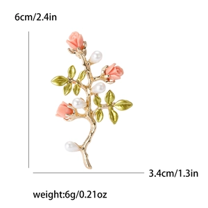 Broche élégante fleur rose et perles avec base dorée pour robe ou costume chic