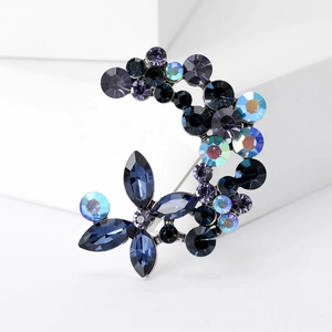 Dettaglio della spilla a fiore di luna con cristalli blu scuro e viola su base in lega scura