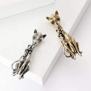 Vintage Alloy Cat Brooch Pin For Women Men Retro Animal Shape Breastpin With Bow Detail Gold Silver Jewelry Accessories