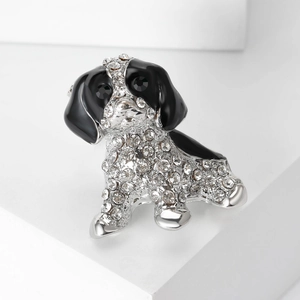 Broche chien en strass brillants et émail noir sur un présentoir blanc minimaliste