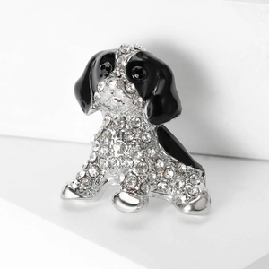 Broche chiot scintillante avec émail noir et strass sur un piédestal blanc