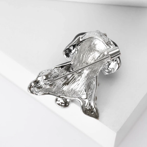 Vue arrière de broche chien argentée montrant l'épingle et la texture du métal brossé