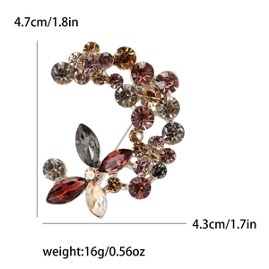 Dettaglio spilla a fiore con strass, dimensioni 4,7 cm e peso 16g per accessori moda
