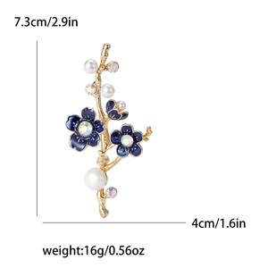 Broche branche de prunier élégante en or avec fleurs en émail bleu et perles blanches