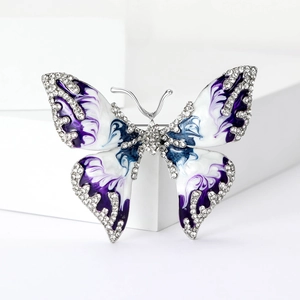 Details einer eleganten Schmetterlingsbrosche mit lila-blauem Emaille und Strass