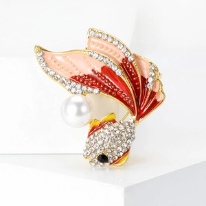 Spilla a forma di pesce rosso con smalto rosso, strass brillanti e una perla bianca