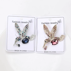 Détails de broches colibri ornées de strass colorés en finitions dorée et argentée