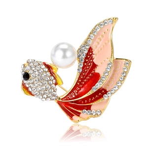 Elegante spilla a forma di pesce rosso dorato con perle, strass e smalto colorato