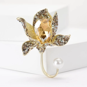 Detail der Blumenbrosche mit bernsteinfarbenem Kristall, Strass und weißer Perle