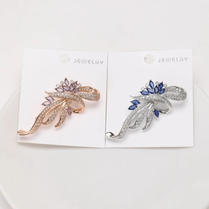 Gedetailleerde weergave van goud en zilveren broches met marquise-stenen en zirkoon