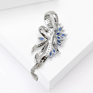 Elegante zilveren broche met blauwe marquise geslepen edelstenen en witte zirkonia