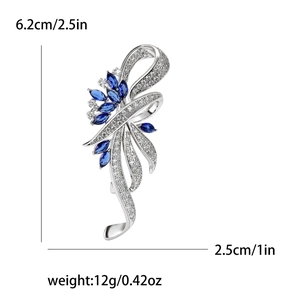 Zilveren lintbroche met blauwe zirkoon en afmetingen van 6,2 cm bij 2,5 cm