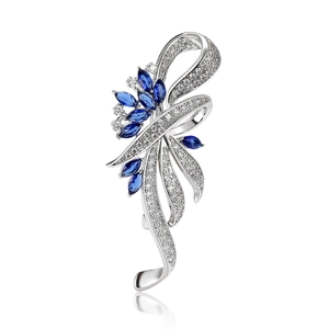 Elegante strikbrosche met blauwe marquise kristallen en pavé diamanten op zilveren basis