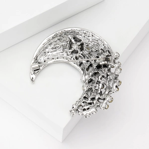 Vintage Mond-Brosche aus Silber mit Bernstein-Steinen auf weißem Display-Ständer