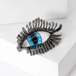 Détail macro d'une broche œil bleu surréaliste avec un cadre de cils foncés