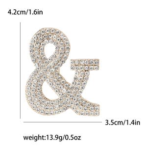 Elegante spilla a forma di & con cristalli bianchi e dimensioni di 4,2 cm per 3,5 cm