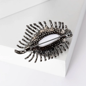 Broche œil grec minimaliste en métal noir avec design radial et épingle de sécurité