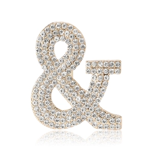 Spilla a forma di e commerciale dorata con strass scintillanti per blazer e cappotti