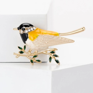 Broche oiseau élégante en émail et strass sur un fond géométrique blanc épuré