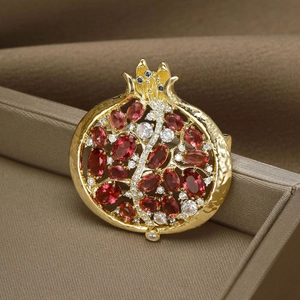 Elegante broche de granada con circonitas rojas y acabado dorado para vestidos de gala