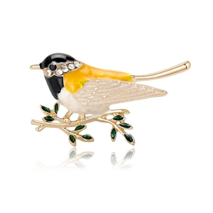 Broche oiseau élégante avec finition émail et strass sur placage en or poli brillant