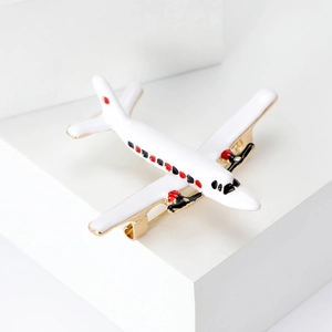 Broche de avión de esmalte moderno con detalles metálicos dorados en base blanca