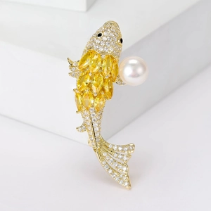 Elegante Spilla a Forma di Pesce Koi Dorata in Lega Con Zirconia Cubica e Perla Artificial Intarsiata Pin Animale per Abito da Sposa Donna Gioielli