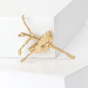 Elegante goldene Ballerina-Brosche mit feinen Texturen und sicherem Sicherheitsnadel-Verschluss