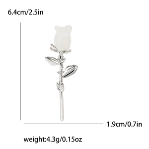 Broche fleur de magnolia en émail mesurant 6,4 cm de haut et 1,9 cm de large