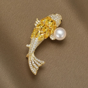 Spilla carpa koi elegante con pietre gialle, zirconi e una grande perla rotonda