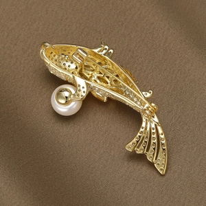Elegante spilla a forma di pesce koi dorata con perla bianca, vista posteriore della spilla