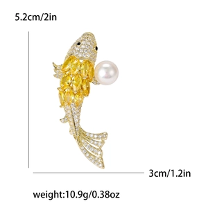 Elegante spilla carpa koi in oro con zircone giallo, cristalli e una grande perla