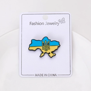 Détail de la broche émaillée carte de l'Ukraine aux couleurs du drapeau et trident doré