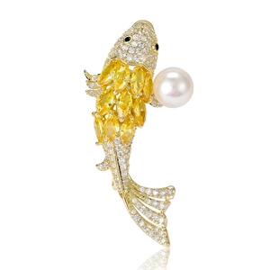 Spilla carpa koi elegante con cristalli gialli, zirconi bianchi e dettaglio di perla