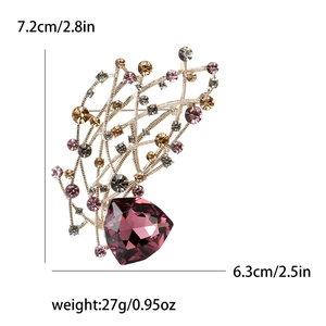 Broche élégante avec cœur en cristal violet et strass variés, dimensions 7,2 cm par 6,3 cm