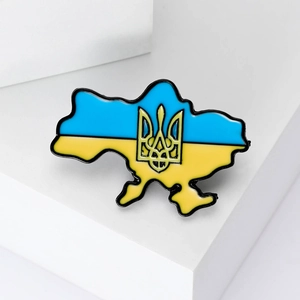 Détail de la broche en émail carte de l'Ukraine aux couleurs jaune et bleue avec trident