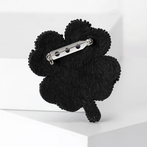 Vue arrière de broche trèfle avec broderie de perles noires et épingle en métal argenté
