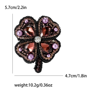 Broche trèfle à quatre feuilles élégante avec cristaux violets et perles pour femme
