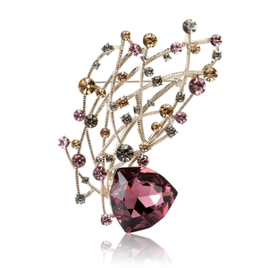 Élégante broche fleurie dorée avec cristaux multicolores et une grande pierre violette