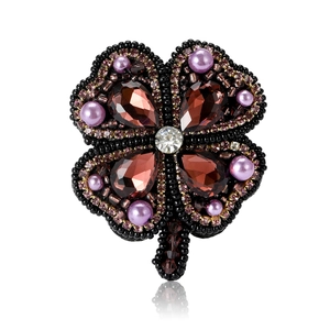 Broche trèfle à quatre feuilles élégante avec cristaux rouges et perles violettes