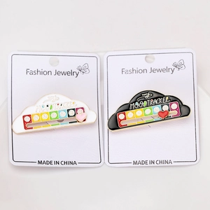 Détail de broches nuage émaillées avec curseur cœur pour humeur sur cartes